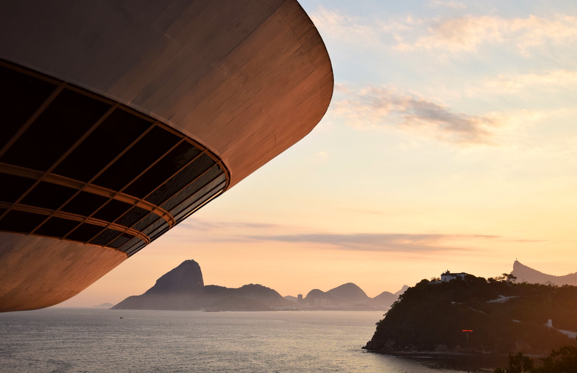 Vista do Museu de Arte Contemporânea de Niterói com Pão de Açúcar e Baía de Guanabara ao fundo